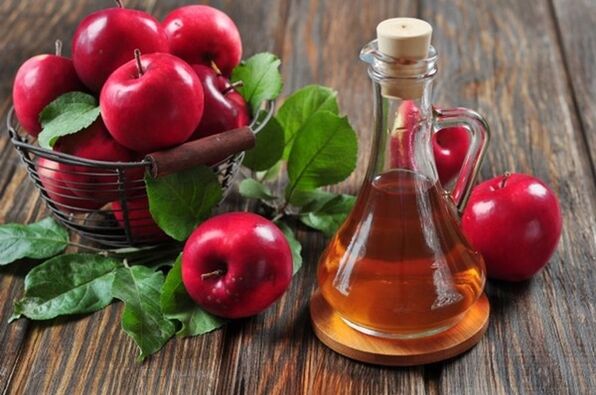 Äppel Cider Esseg lindert Schwellungen a Péng an de Been wéinst Krampfadern